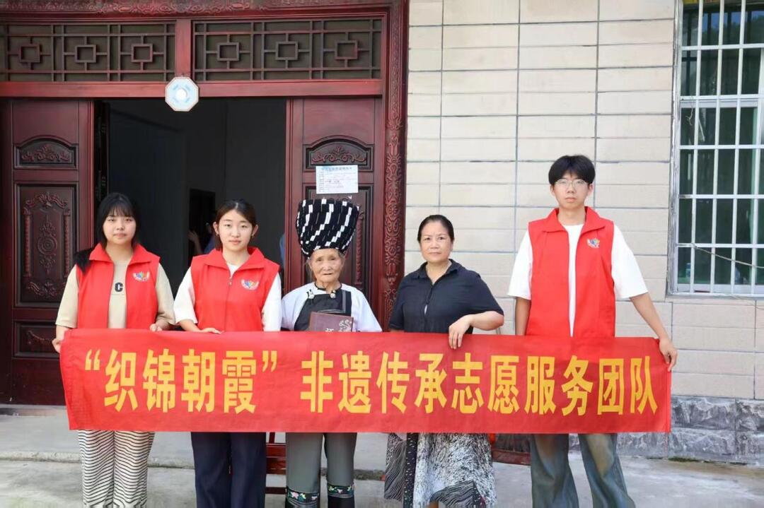 长沙民政职院“织锦朝霞”团队以科技赋能传统技艺传承